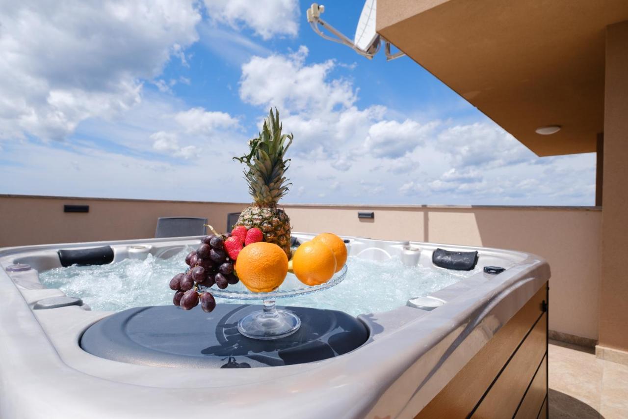 Apartments Luana With Private Jacuzzi Zadar Eksteriør billede