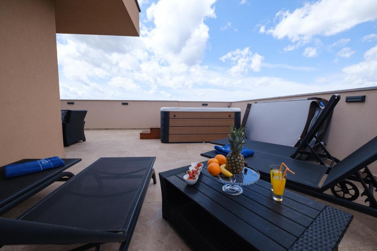 Apartments Luana With Private Jacuzzi Zadar Eksteriør billede