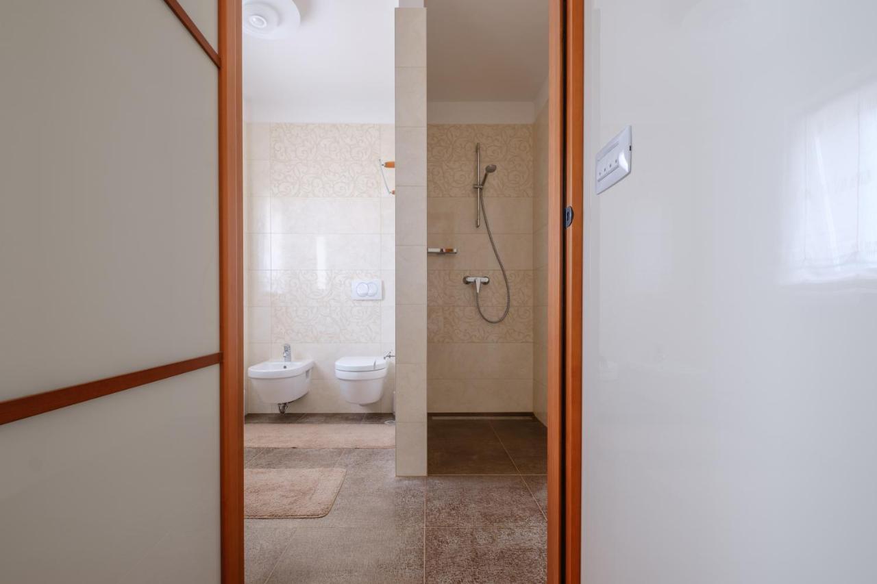 Apartments Luana With Private Jacuzzi Zadar Eksteriør billede
